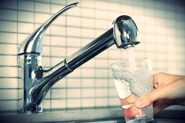 Pij kranówę, głupcze! 5 powodów, dla których nie warto kupować wody w butelkach